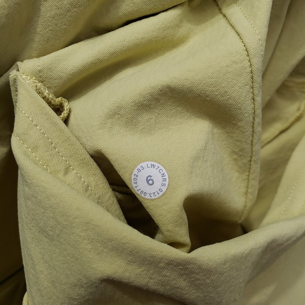 Lululemon Shorts Womens 6 Yellow Relaxed Fit Super High Rise Cargo Pockets - Picture 8 of 10